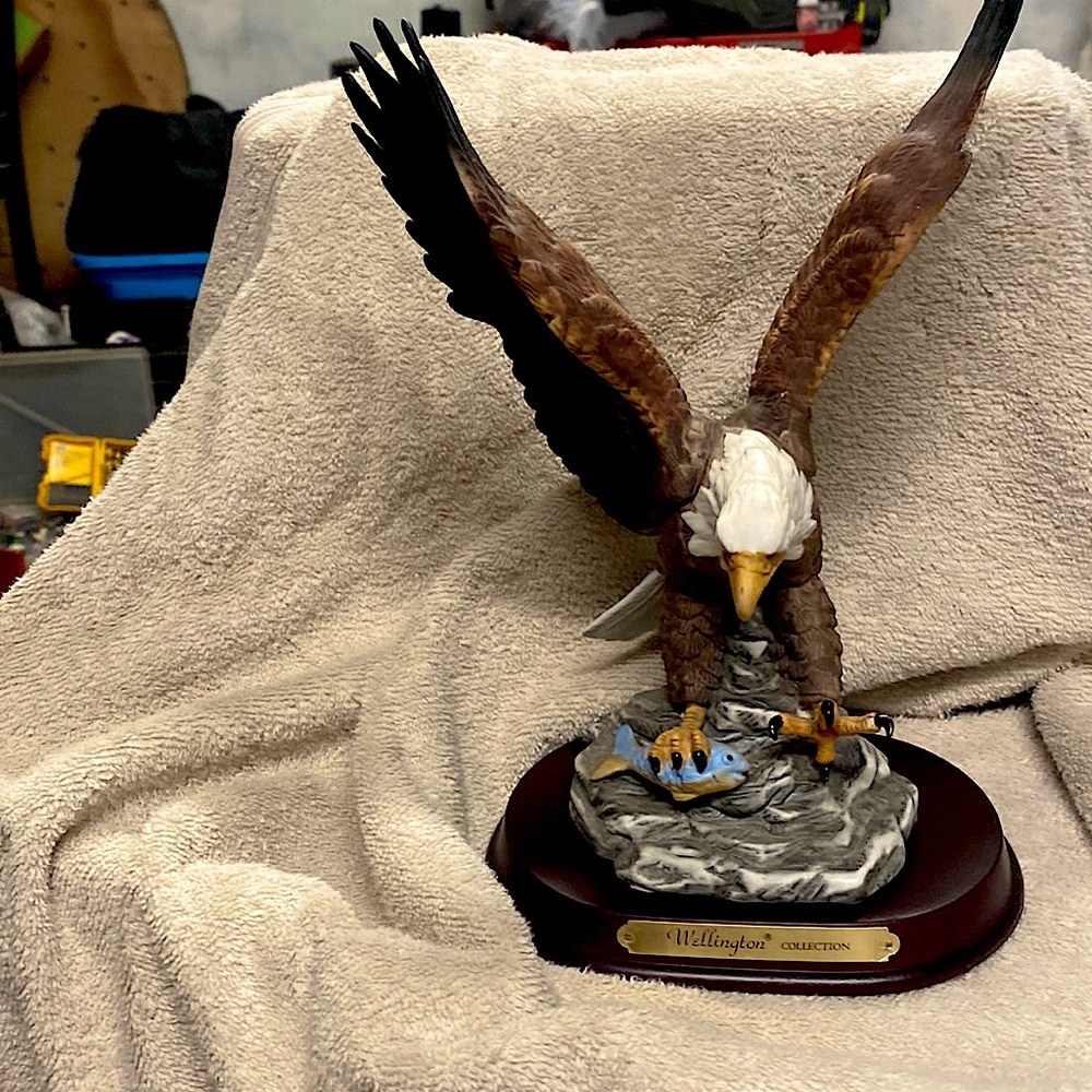 Wellington American bald eagle sculpture with fish talon11”tall on stand